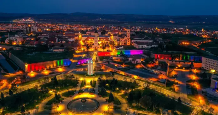 Alba-Iulia-seara-Parcul-Unirii-si-cele-doua-catedrale-aerian-drona.webp.webp