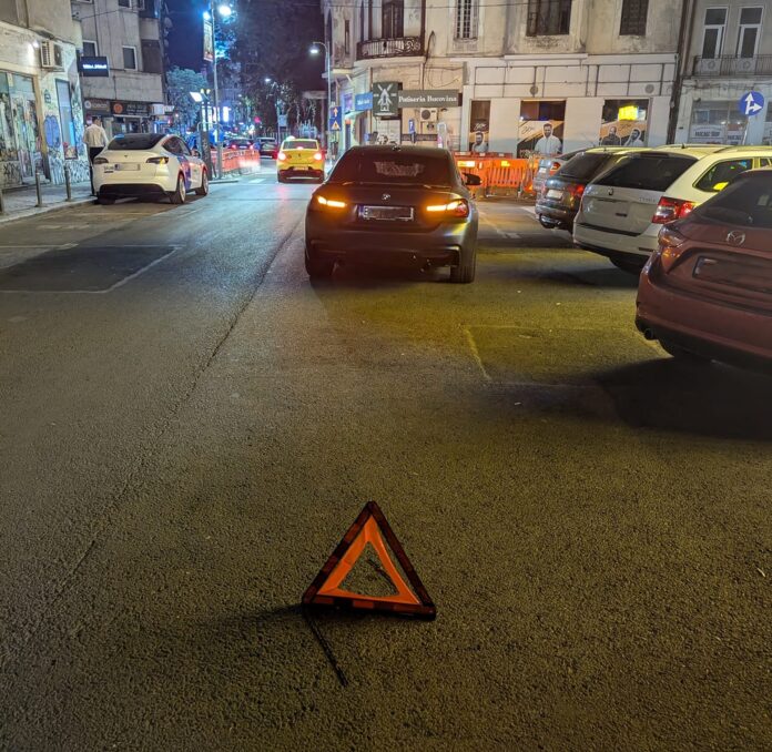 se-strica-masina-langa-shaormerie-avariile-triunghiul-reflectorizant-mananci-pana-vin-ajutoarele-sofer-bucuresti.jpg