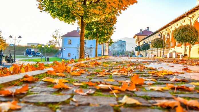 vreme-de-toamna-calduroasa-in-Cetatea-Alba-Iulia-frunze-cazute.jpg