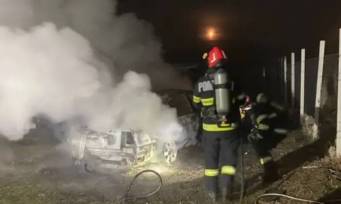 autoturism-in-flacari-strada-Tineretului-Oarda-de-Sus-Alba-Iulia-pompier-stinge-un-incendiu-masina-nooaptea-1000x600.webp.webp