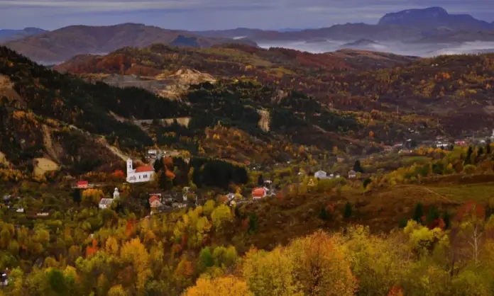 comuna-Rosia-Montana-judetul-Alba-toamna-exploatare-aur-1000x600.webp.webp