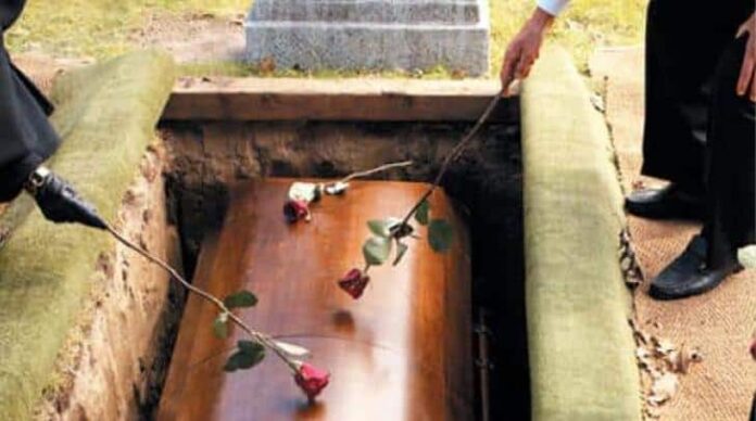 Inmormantare-sicriu-pus-in-groapa-cu-flori.jpg