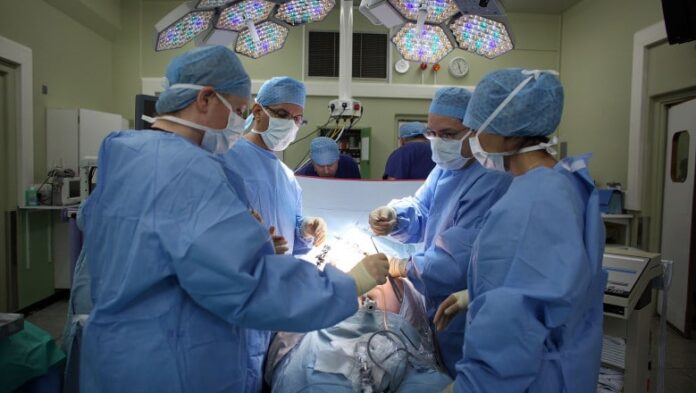 Medici-in-operatie-chirurgie.jpg