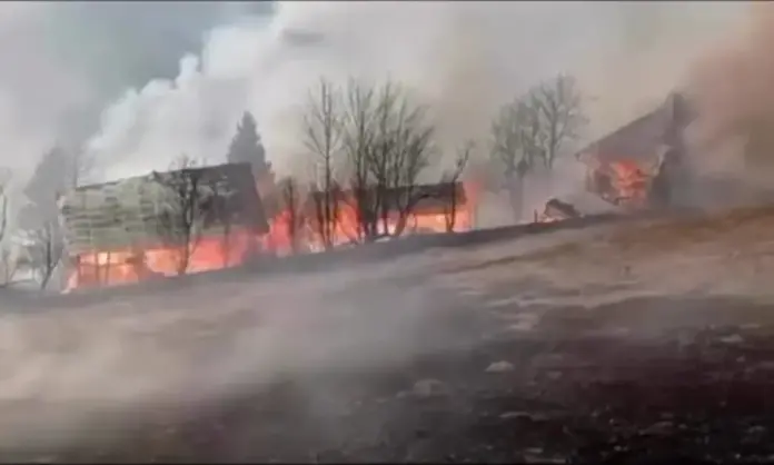 incendiu-scarisoara-8-martie-2025-case-arse-1000x600.webp.webp