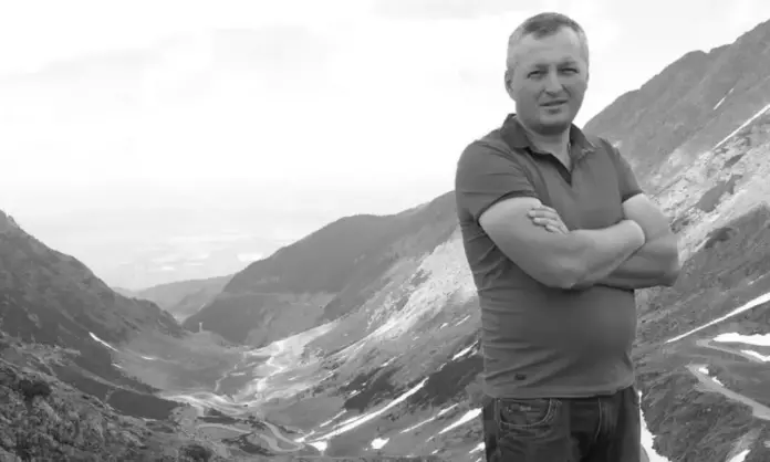 nutu-purcel-prins-sub-tractor-arieseni-photoaidcom-greyscale-1000x600.webp.webp