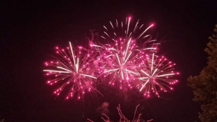 foc-de-artificii-centenarul-incoronarii01.jpg